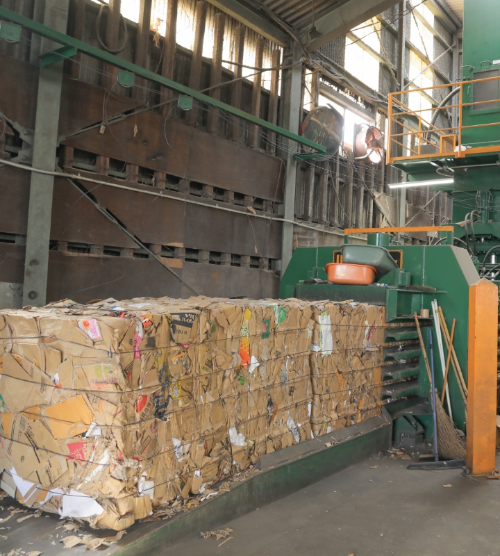 産業廃棄物処理施設の内観の写真